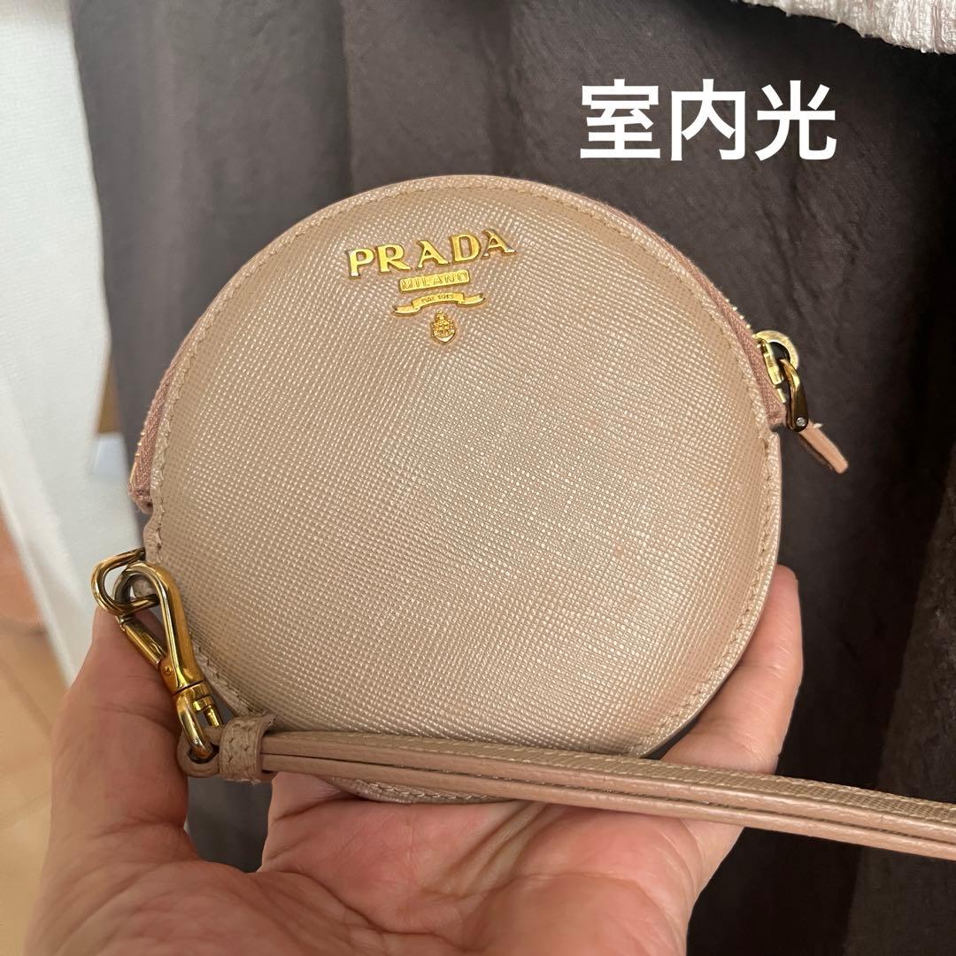 良品✨PRADA ラウンドケース　サフィアーノ　ストラップ付き　メタルロゴ