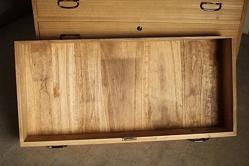 古い木製のチェスト　引き出し3段　桐箪笥