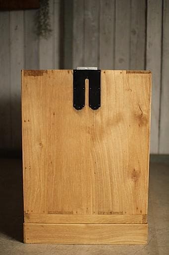 古い木製のチェスト　引き出し3段　桐箪笥