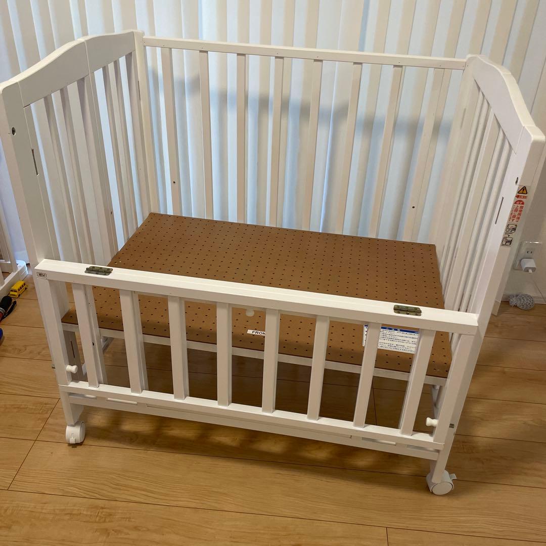 カトージ　ホワイト　ミニベビーベッド キャスター付き 60×90 品番02700