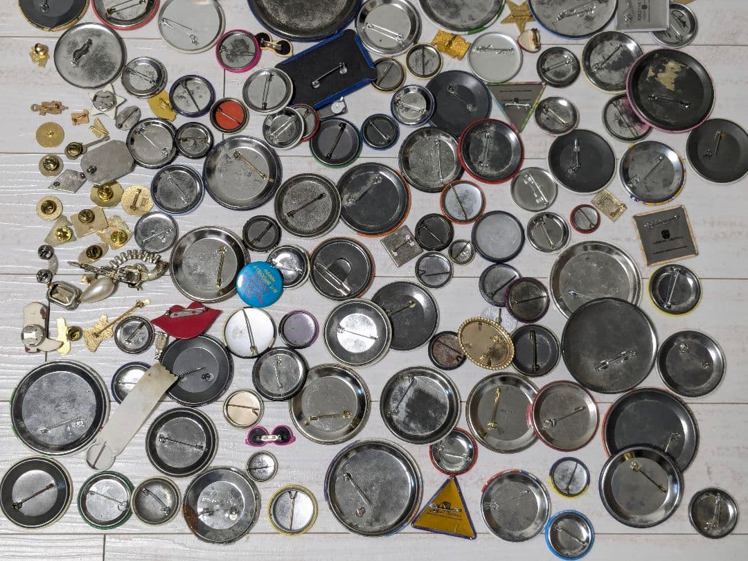 アメリカの缶バッジ 220個 まとめ売り ビンテージ ピンバッジ USA