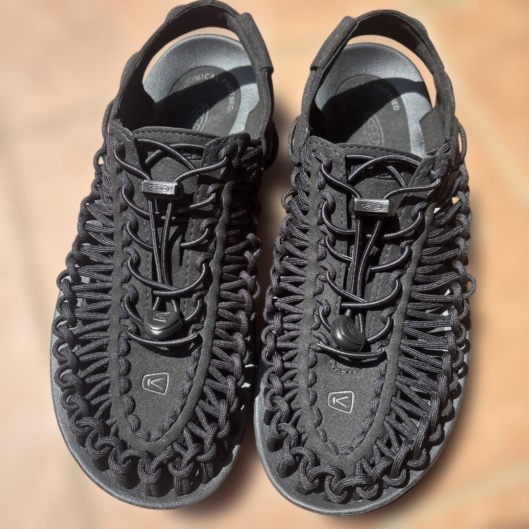 美品　ほぼ新品未使用　keen ユニーク　26㎝　ブラック