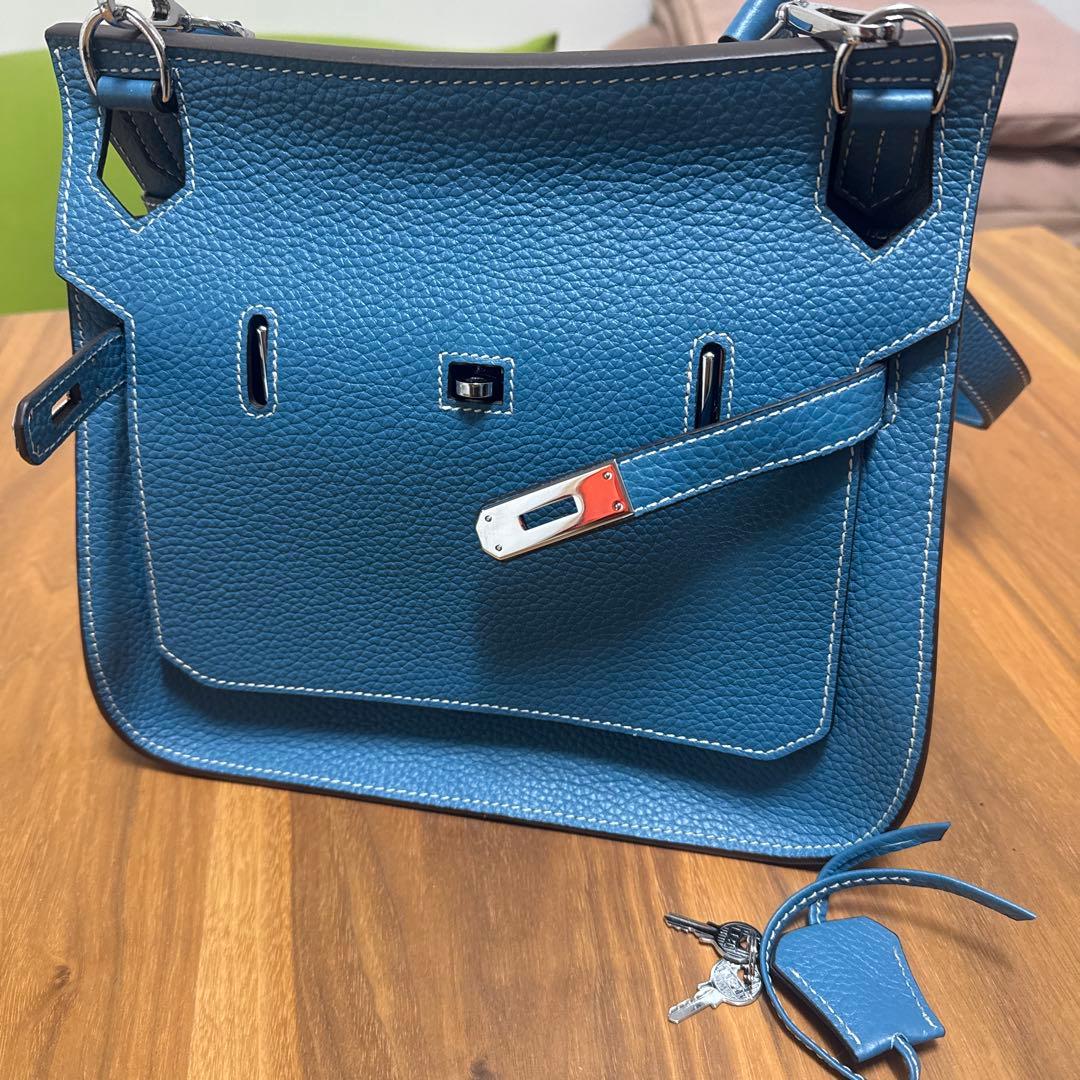 青いレザーショルダーバッグ 鍵付き