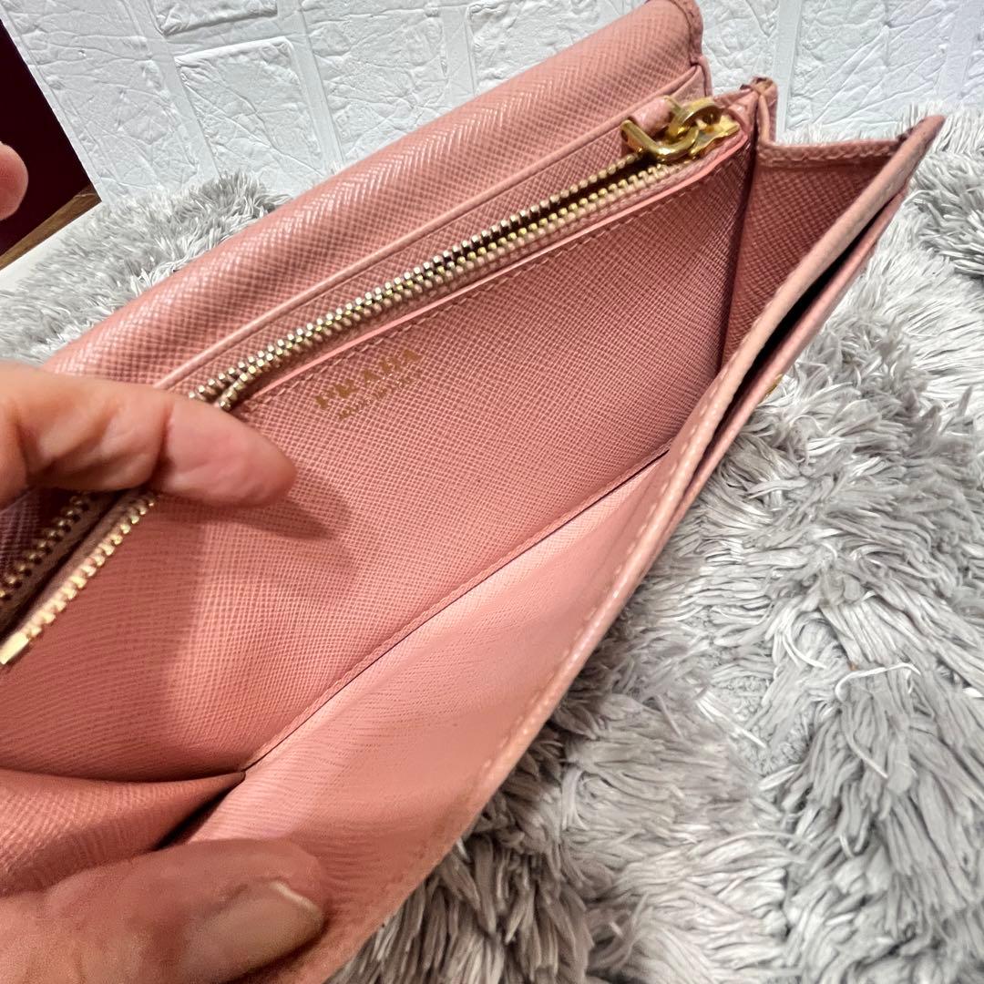 美品✨PRADA フィオッコサフィアーノ　ベビーピンク　メタルロゴ　2点セット