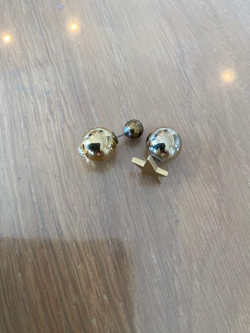 ゴールドの球体デザイン片耳用ピアス