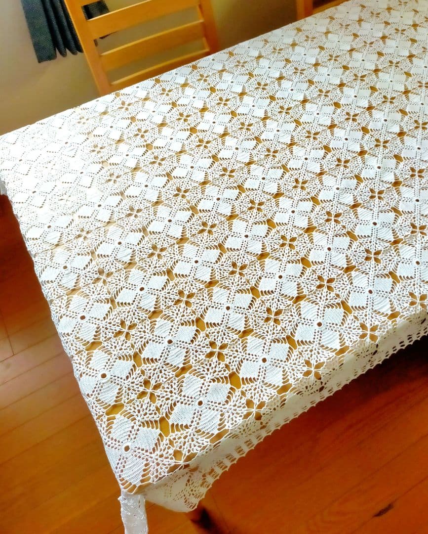 No.8『ホワイトのレース編みドイリー』テーブルクロス．ハンドメイド