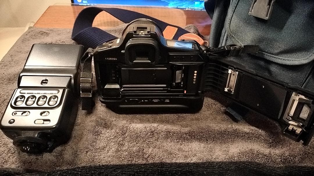 Canon T90,レンズFD28-85 f/4,ストロボ300TL他セット