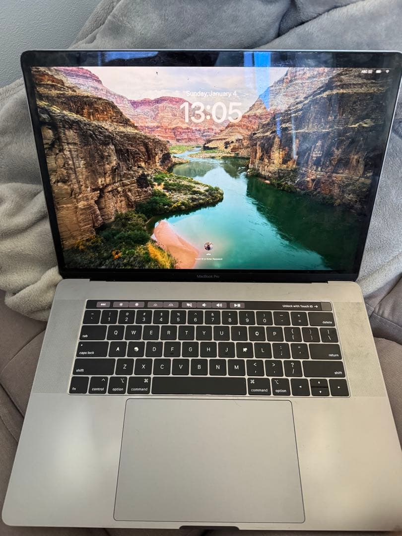 MacBook本体 MacBook Pro 15 i9 32GB 1TB SSD 1.5GB GPU