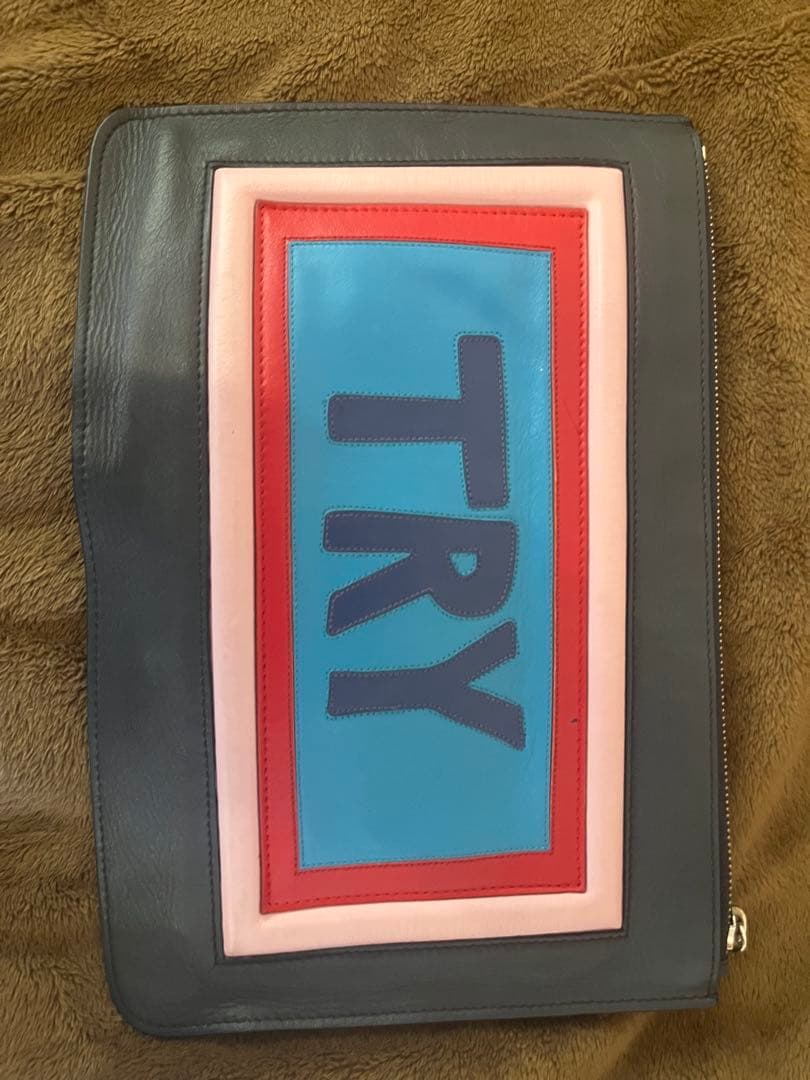 最終値引きFENDI TRYロゴ クラッチバッグ