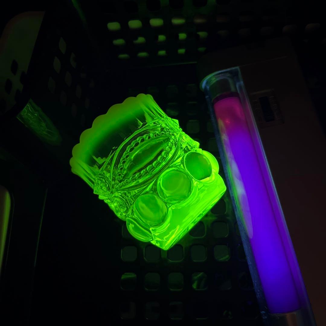 骨董　時代プレス　乳白色暈し　オパールセント カナリアイエロー猪口　盃　ウラン