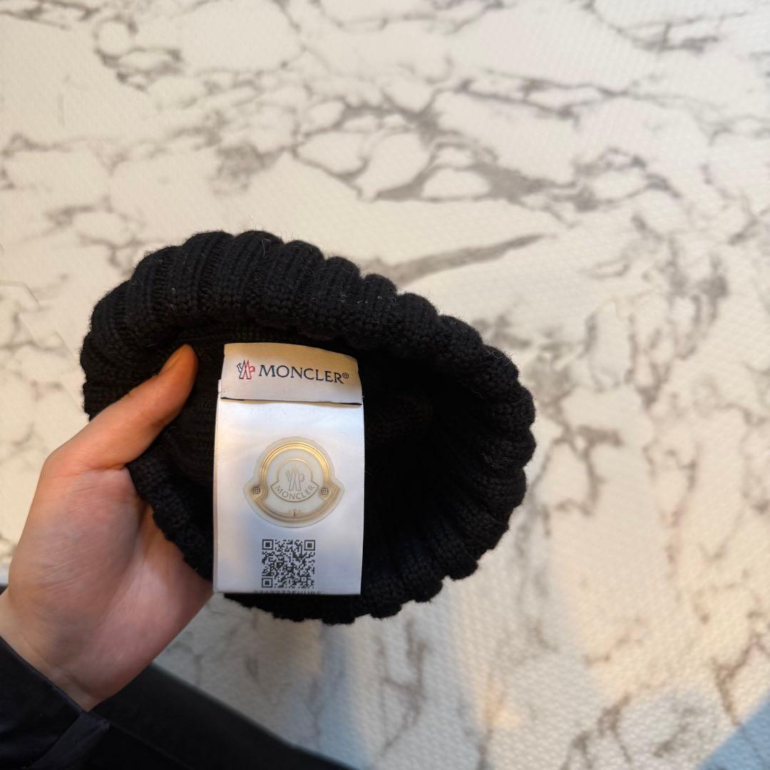 ち　　MONCLER ブラック ニット帽 ポンポン付き