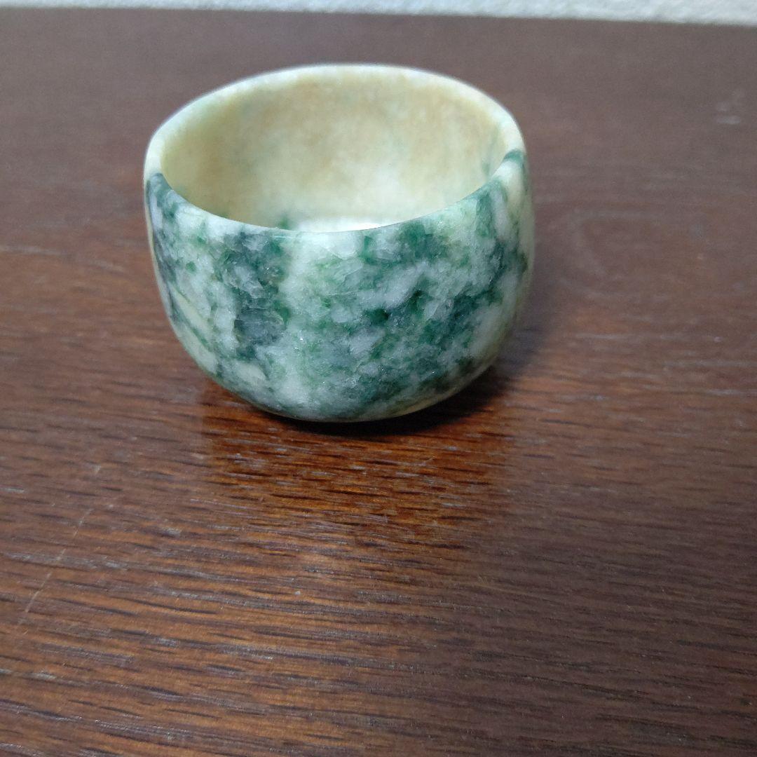 値下げ翡翠製ぐい呑み（糸魚川）検　翡翠　酒器ぐい呑み　美術工芸品　ヒスイ
