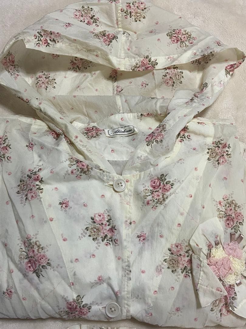 アキアカネ花柄フリル付きアイボリーレインコート