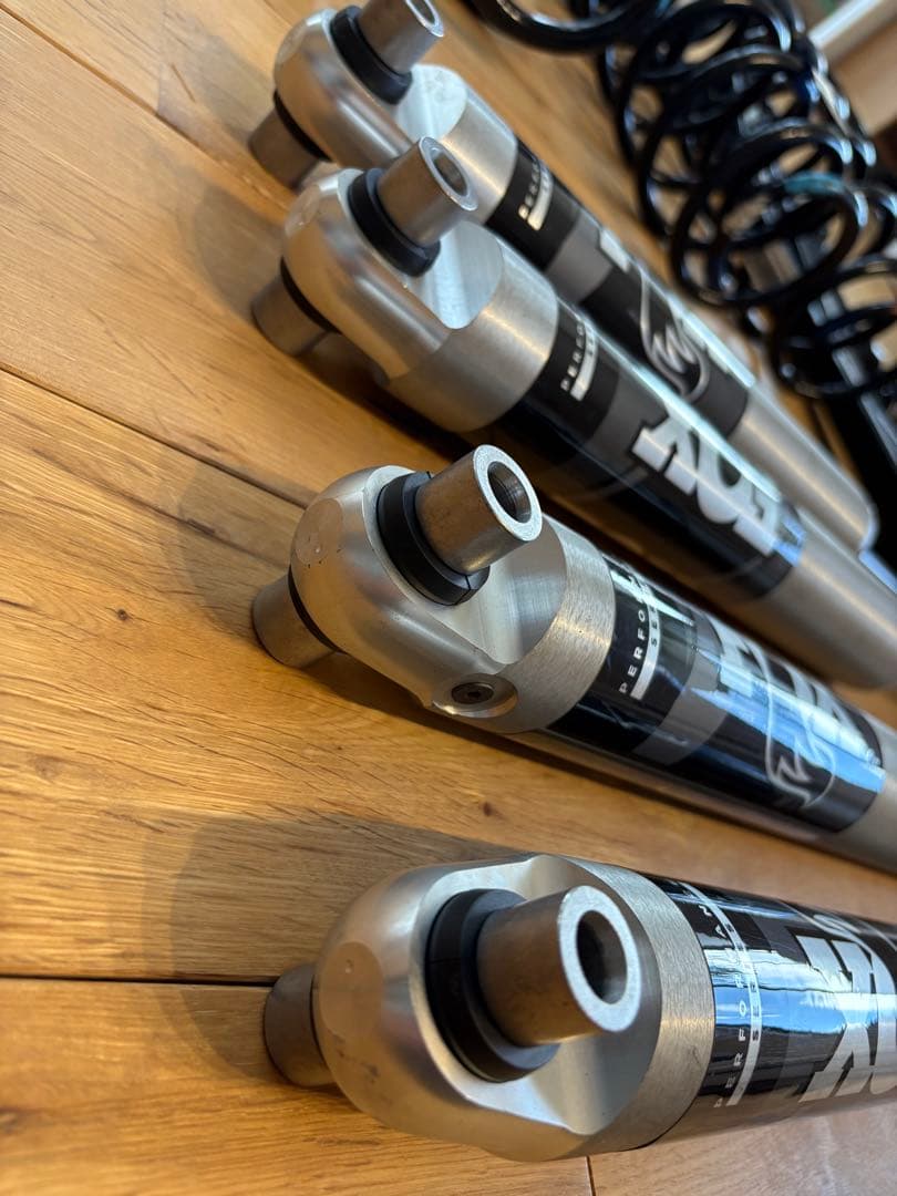 ゆっぴーラングラーJL2.0右　モパー純正2インチリフトアップキットFOX