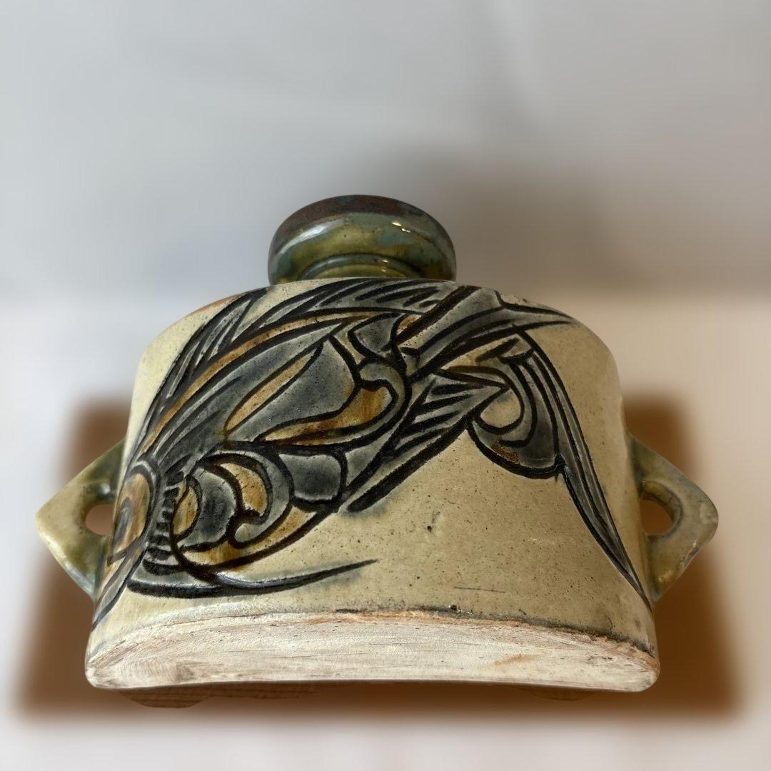 金城次郎　線彫魚文　抱瓶