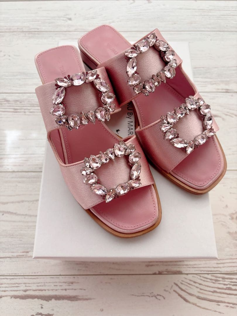 ツルバイマリコオイカワ　ビジュー バックルサンダル　ピンク