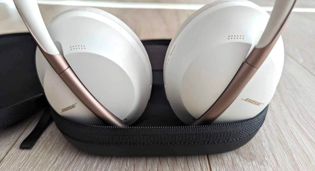 ボーズ ワイヤレスヘッドフォン Bose NC700 ケース付き、白、新品同様