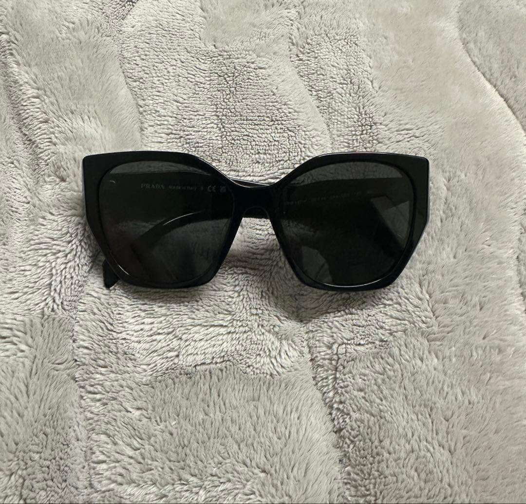 PRADA スクエア サングラス PR19ZSF 1AB5S0 ブラック