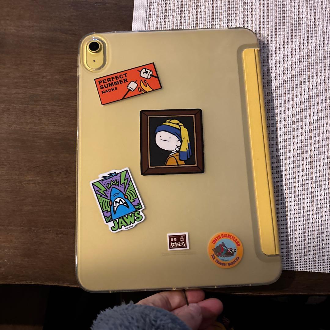 iPad イエロー カバーとステッカー付き