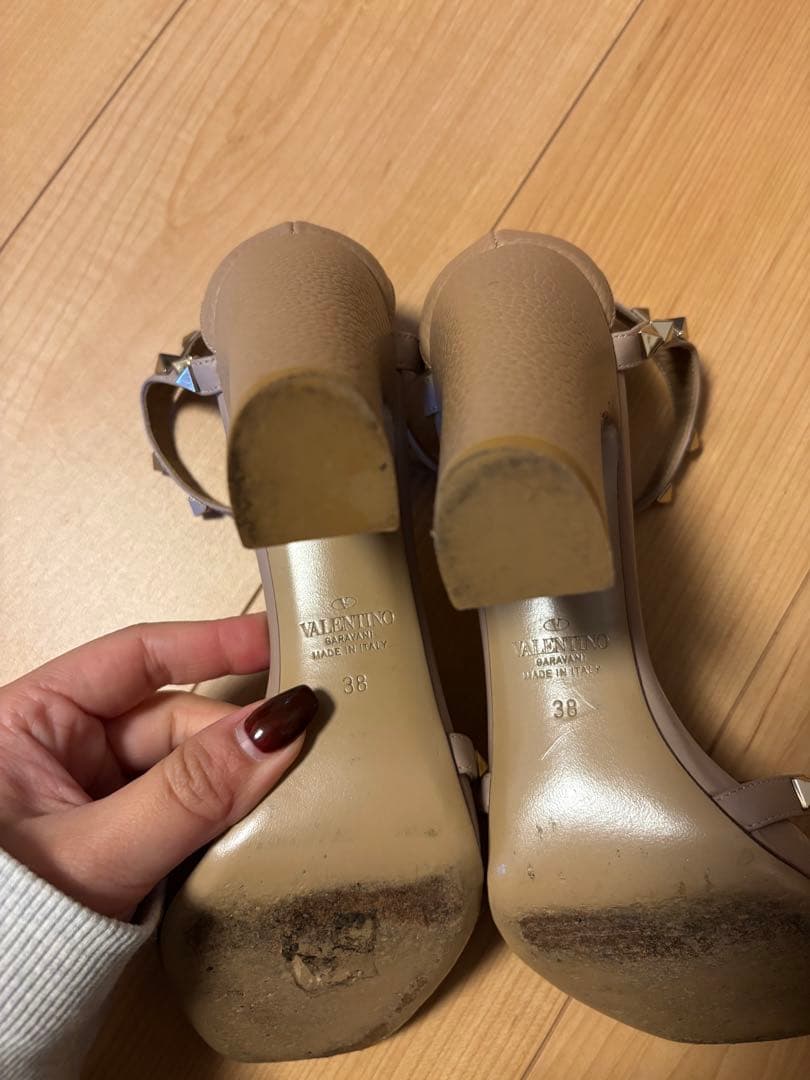 【美品】Valentino スタッズ付きベージュサンダル