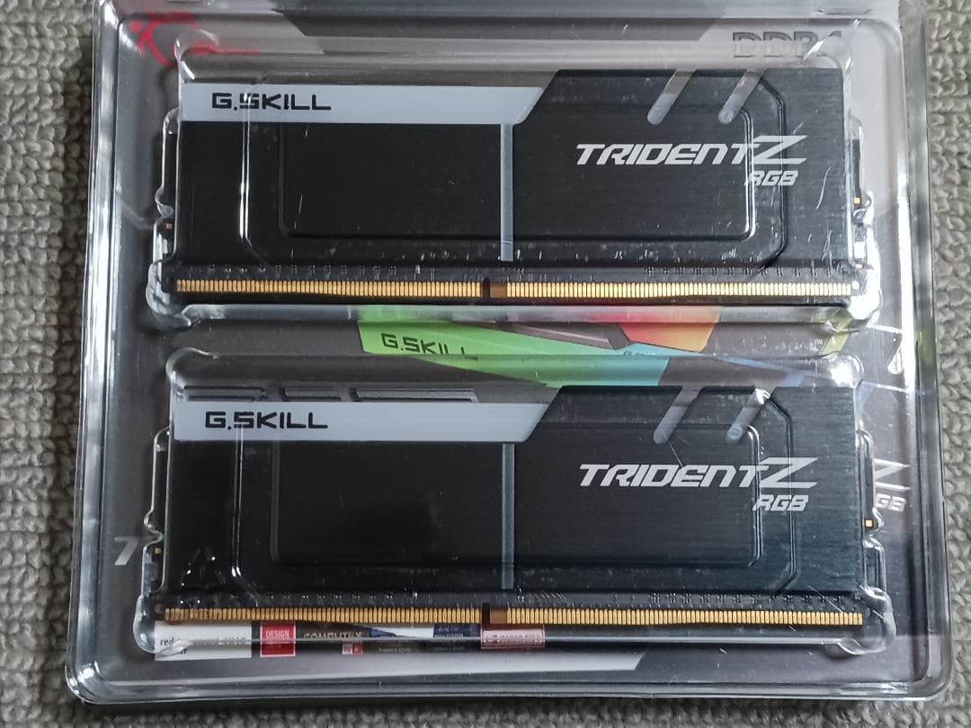 メモリー G.SKILL F4-2666C18D-16GTZR