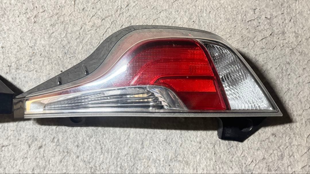 トヨタアクアNHP10中期左右テールランプ