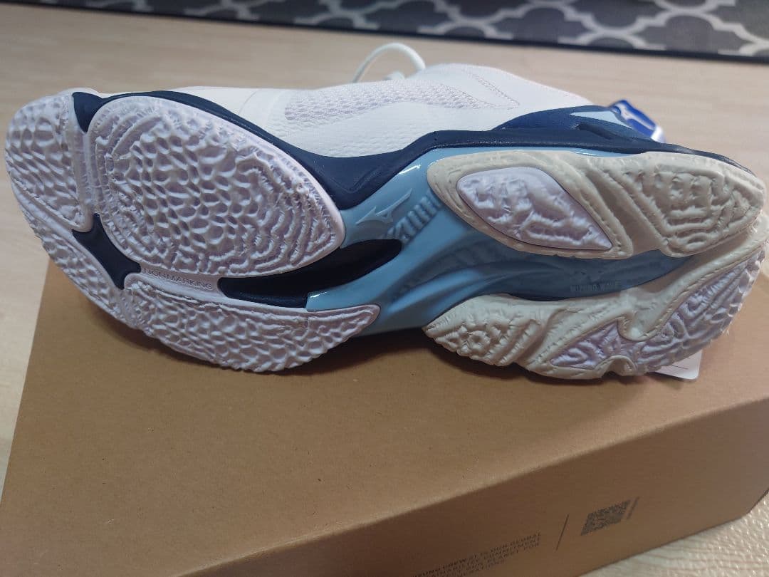 ミズノウェーブライトニング 23.5