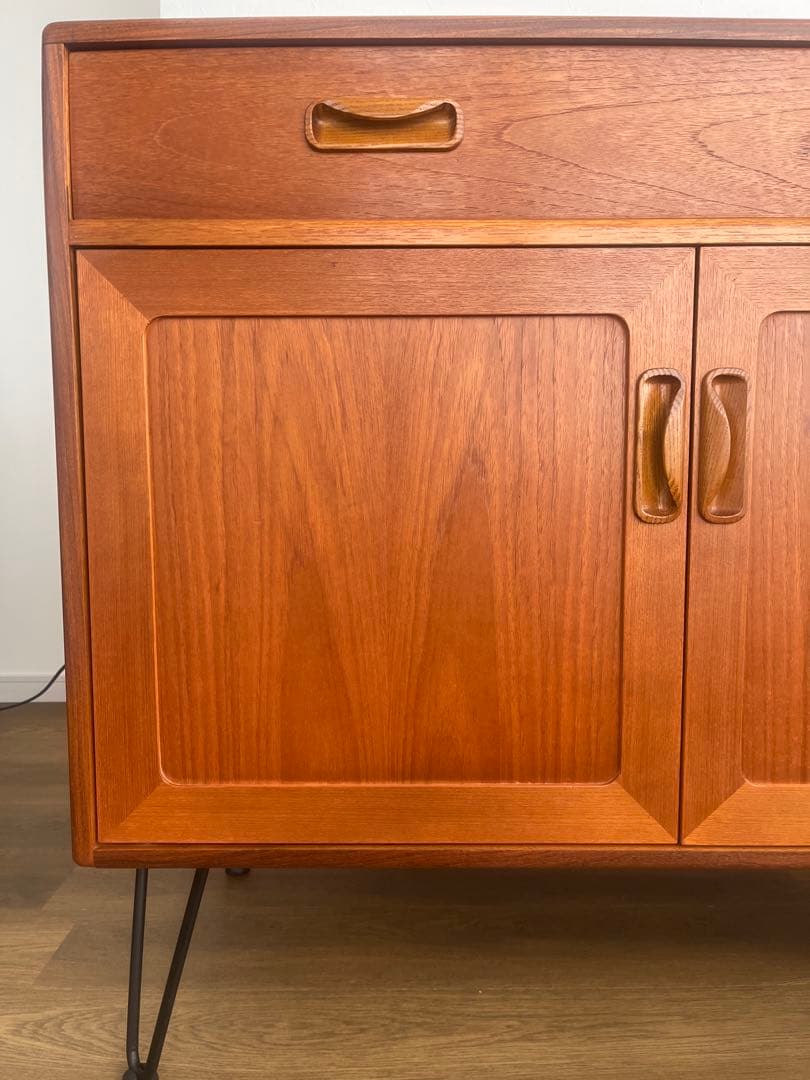 G-plan サイドボード　アイアンレッグ　ミッドセンチュリー木製キャビネット