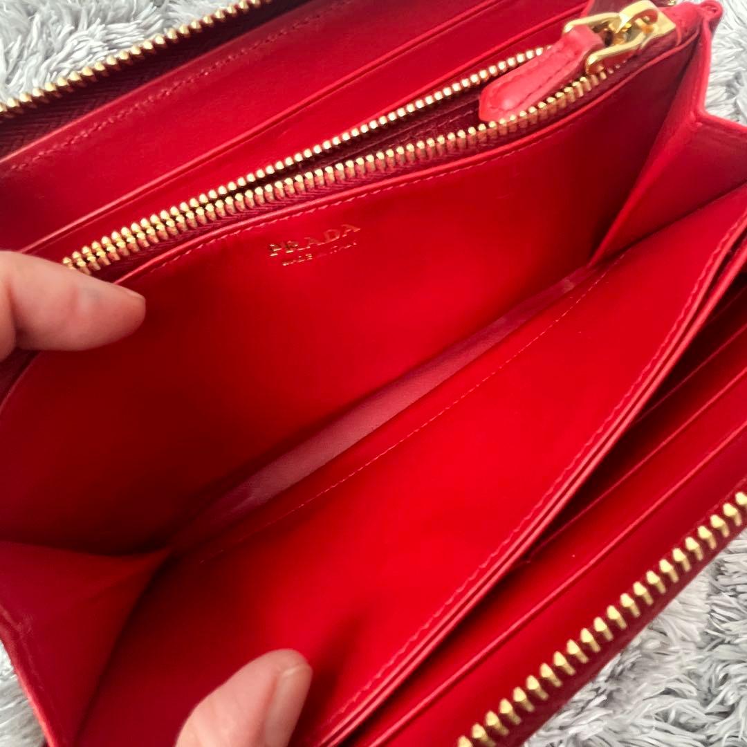 極美品✨PRADA ラウンドファスナー　三角ロゴ　シボレザー　レッド　レディース