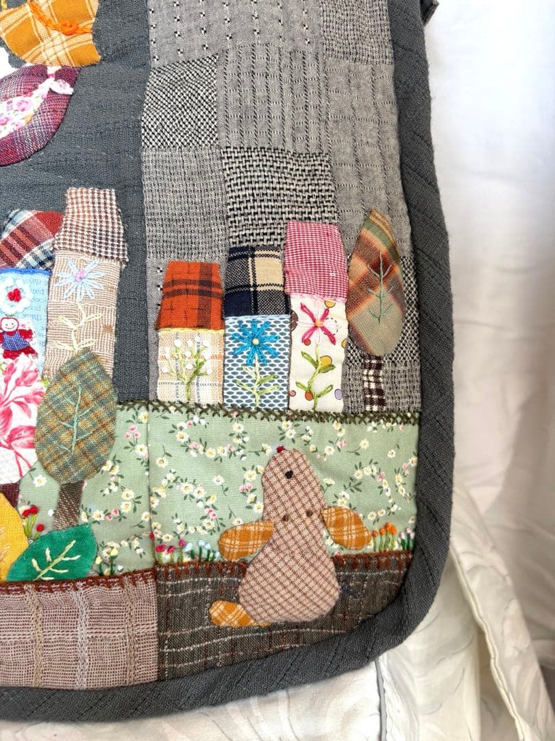 ハンドメイドパッチワーク　2way使い　大きめバック　ハウスと花とスー NO49