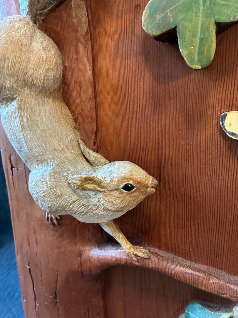 クヌギに登ってドングリを食べるリス　レリーフ　一枚板に浮き彫り