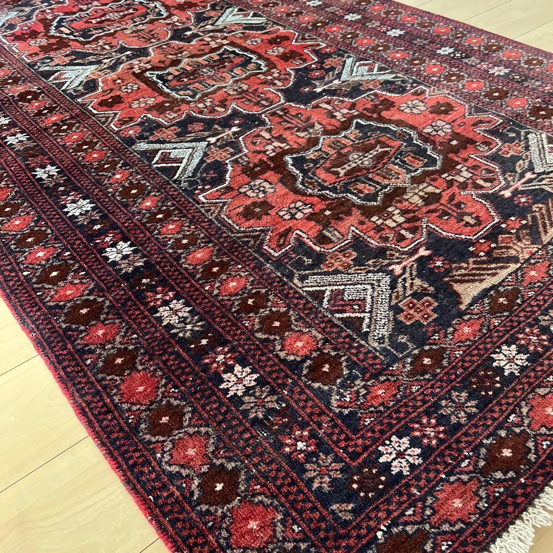 トライバルラグ　約 200×120 cm