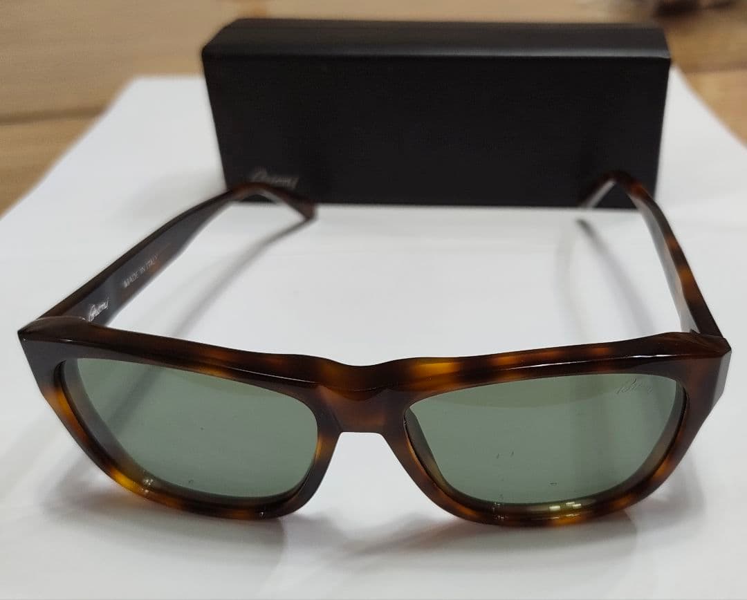 リ*ク様 『定価6万円以上』Brioni ブラウン キャットアイサングラス ケー