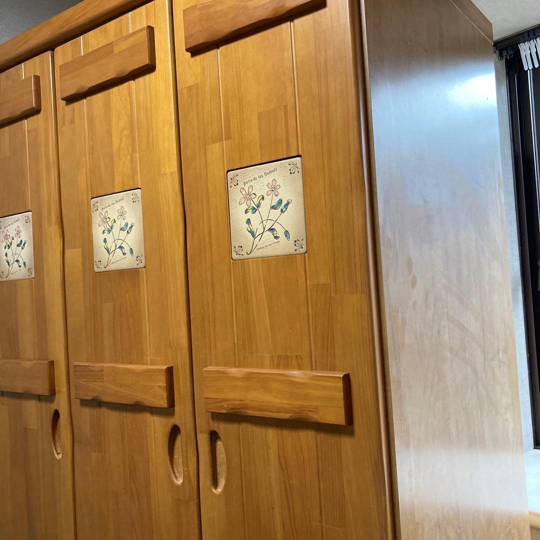 ナチュラル　木製 3ドア　ワードローブ　花の装飾付き