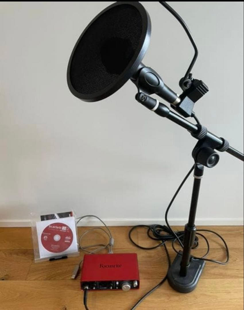 録音機材　オーディオインターフェースfocusrite scarlett 2i2