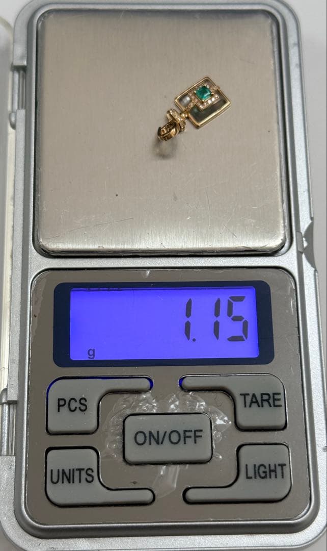 karen　K18エメラルド　ペンダントトップ　チャーム　18金　ダイヤ付