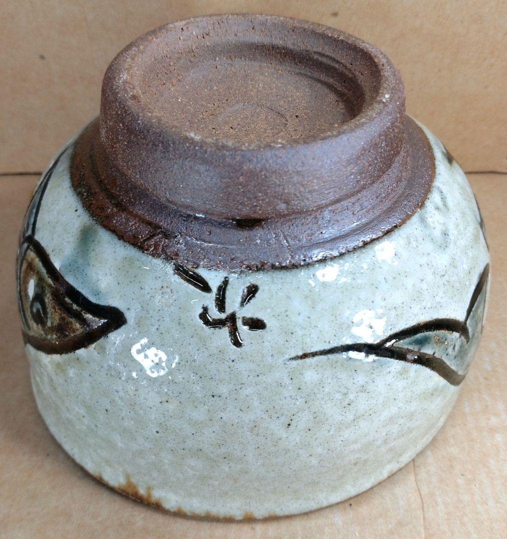 りー【本物保証】金城次郎 魚紋内ハケ目茶碗 共箱 栞 美品最上位秀作壷屋焼