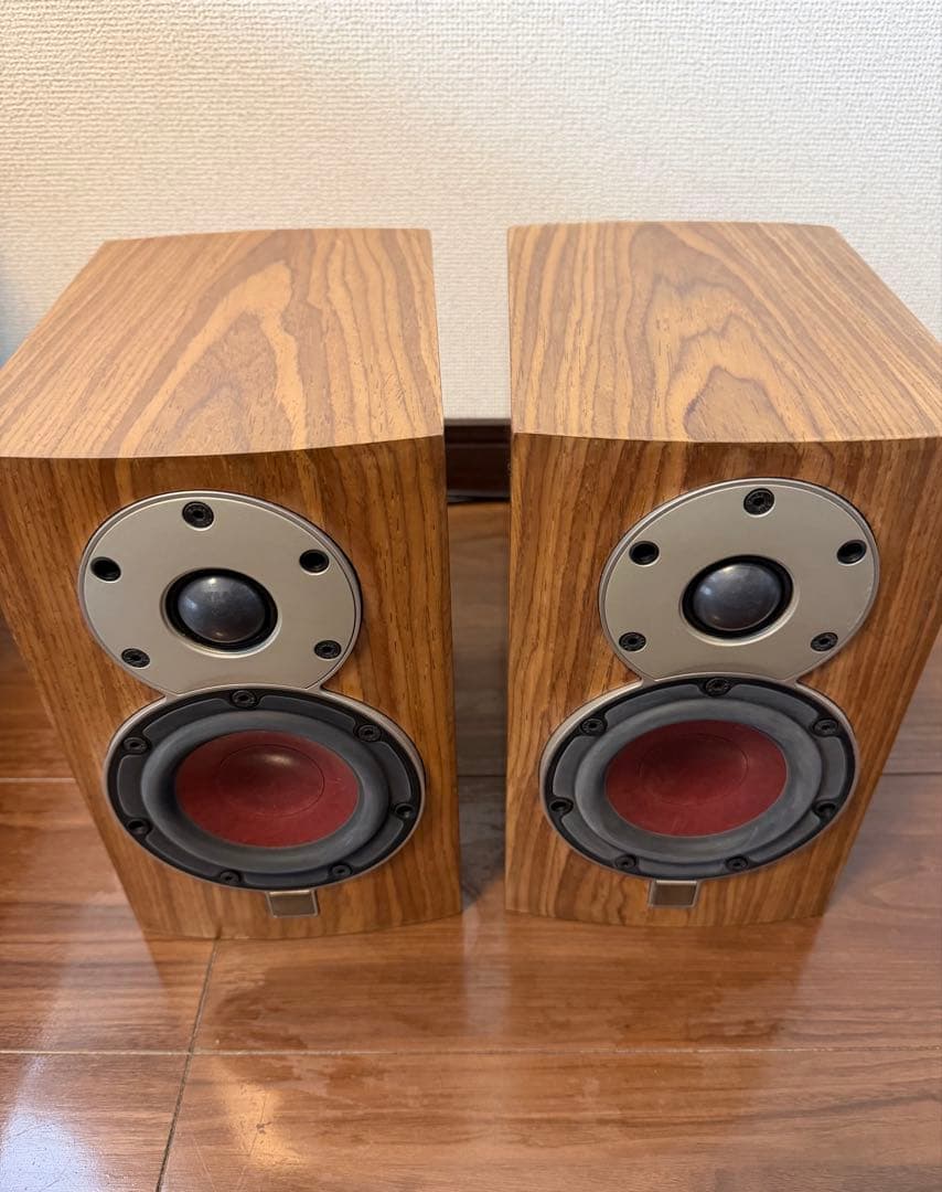 ダリのブックシェルフ型スピーカー、メヌエット　 （ウォールナット）