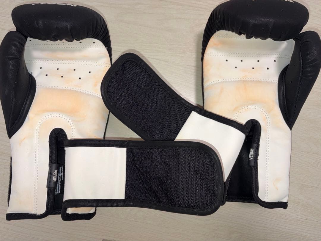 【新作】Venum ボクシンググローブ ブラック/ホワイト 10oz タイソン