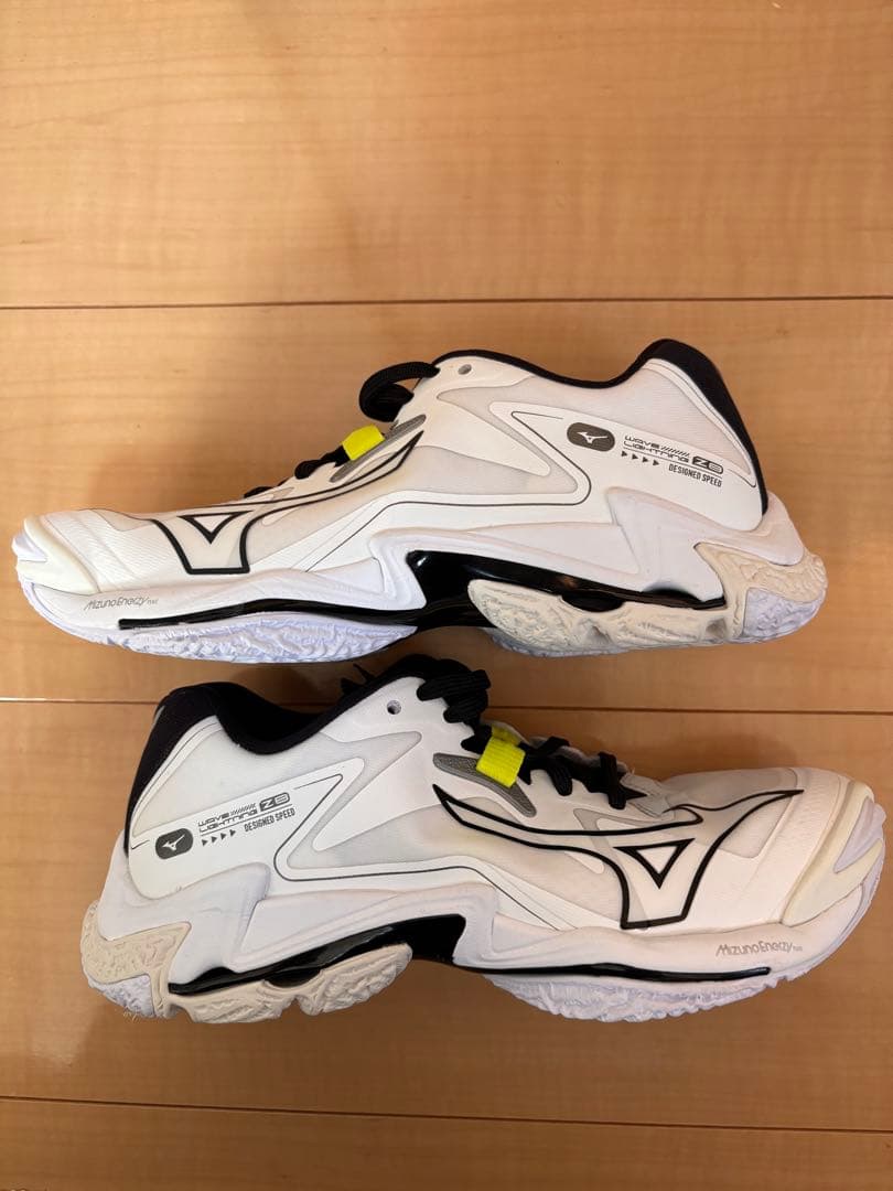 新品同様！ミズノ ウエーブライトニング Z8 バレーボールシューズ 22.5cm