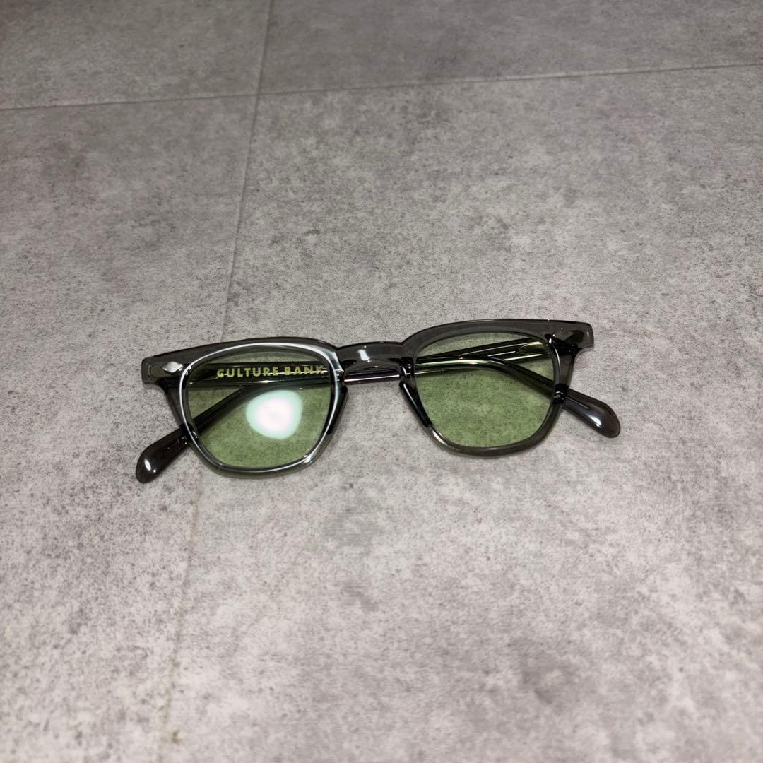 CULTURE BANKのブラックフレームにグリーンレンズのサングラス