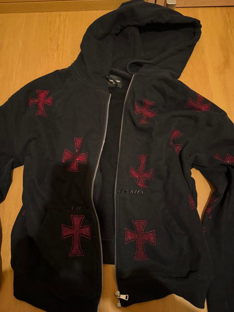 unknown london 赤い十字架刺繍 黒パーカー M