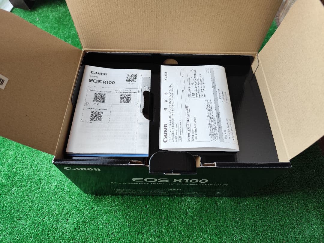 新品未使用　キヤノン　EOS R100 ダブルズームキット