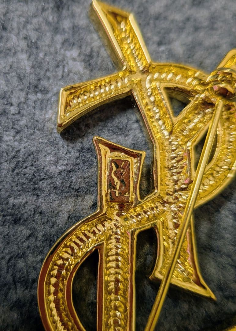 YSL ゴールド ロゴ ブローチ