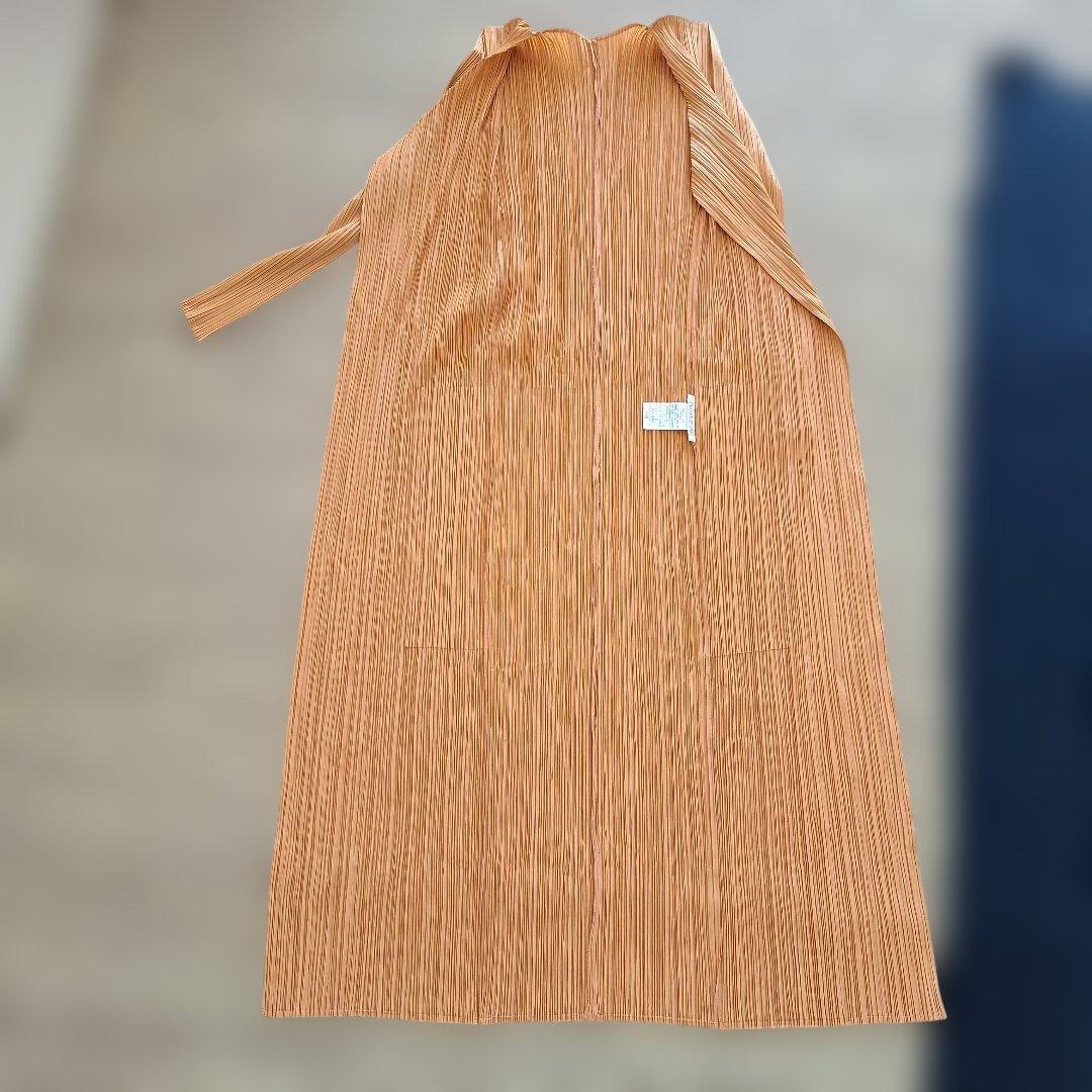 PLEATS PLEASE オレンジロングカーディガンと黒ワンピース