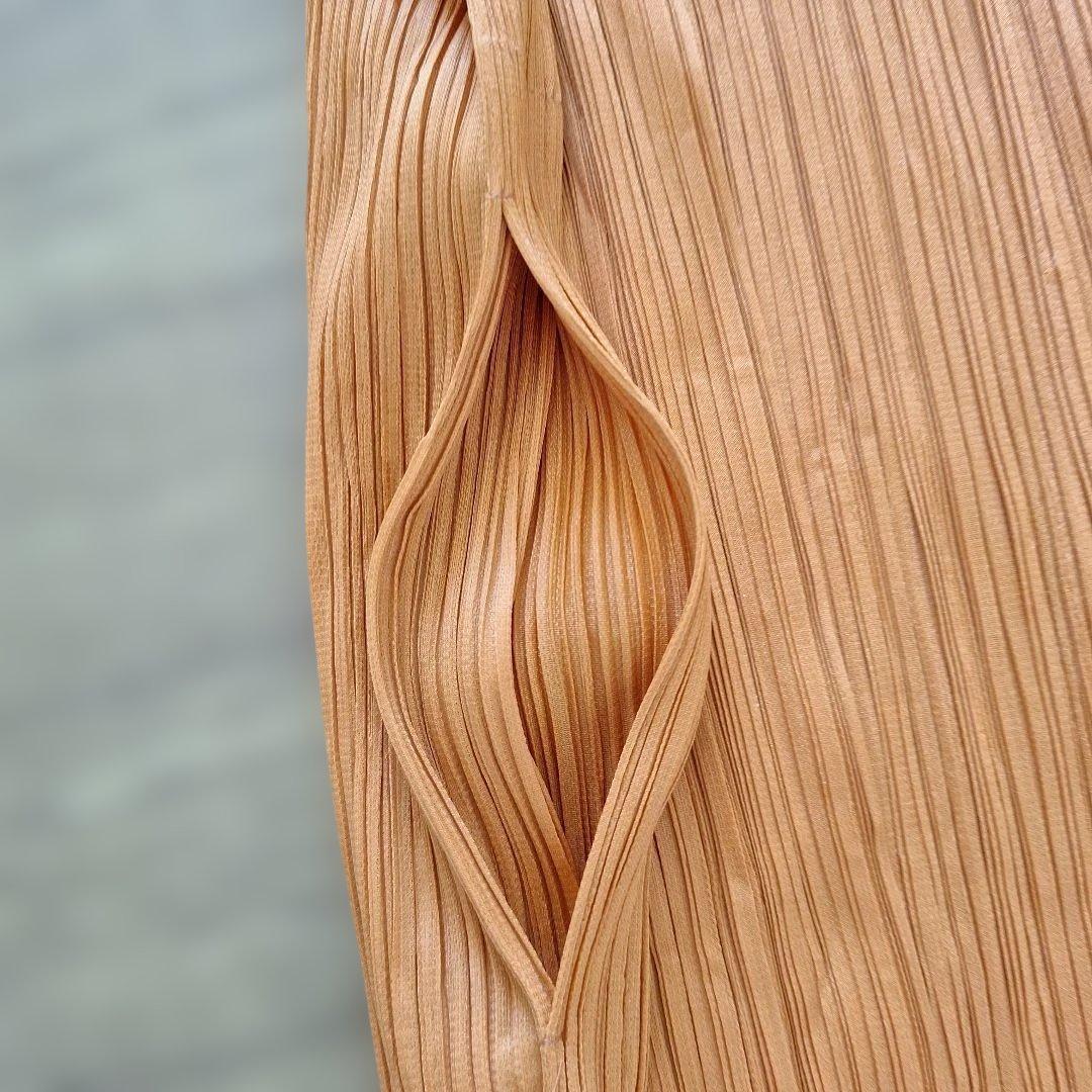 PLEATS PLEASE オレンジロングカーディガンと黒ワンピース