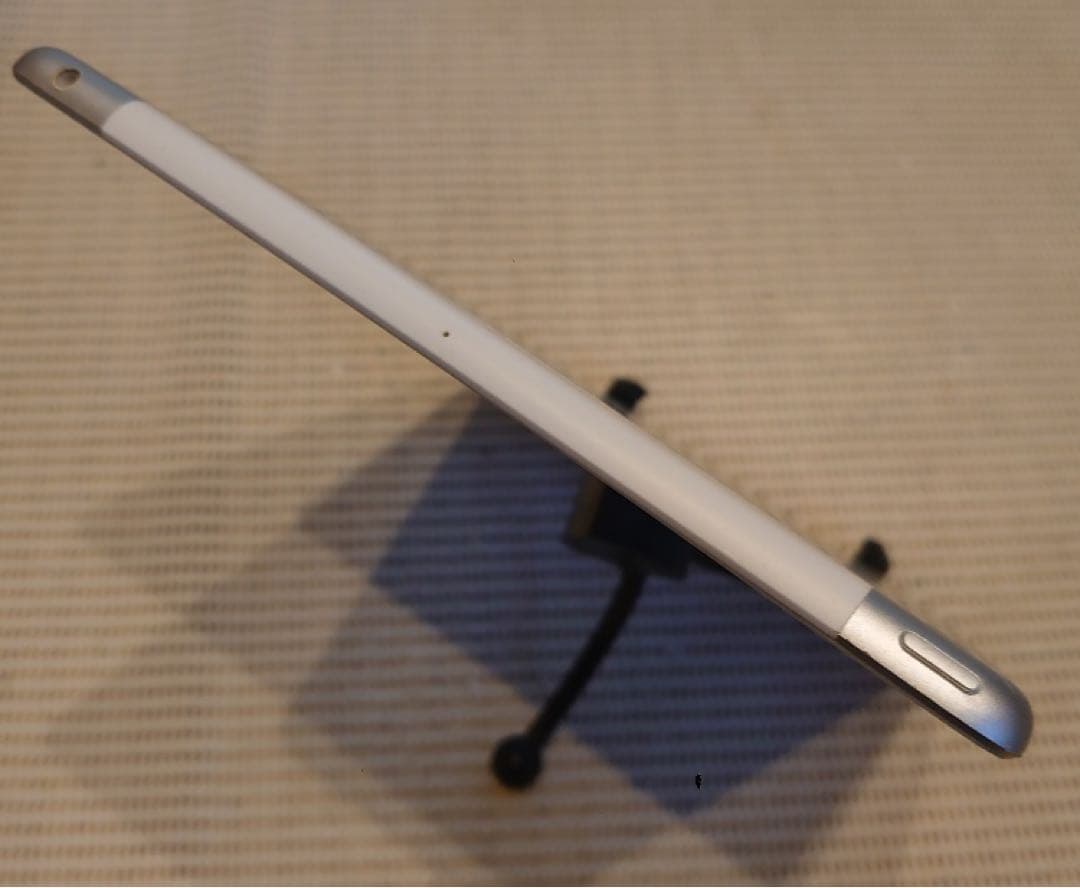 動作品SIMフリーiPad第7世代本体32GB送料込ジャンク品EMDFV