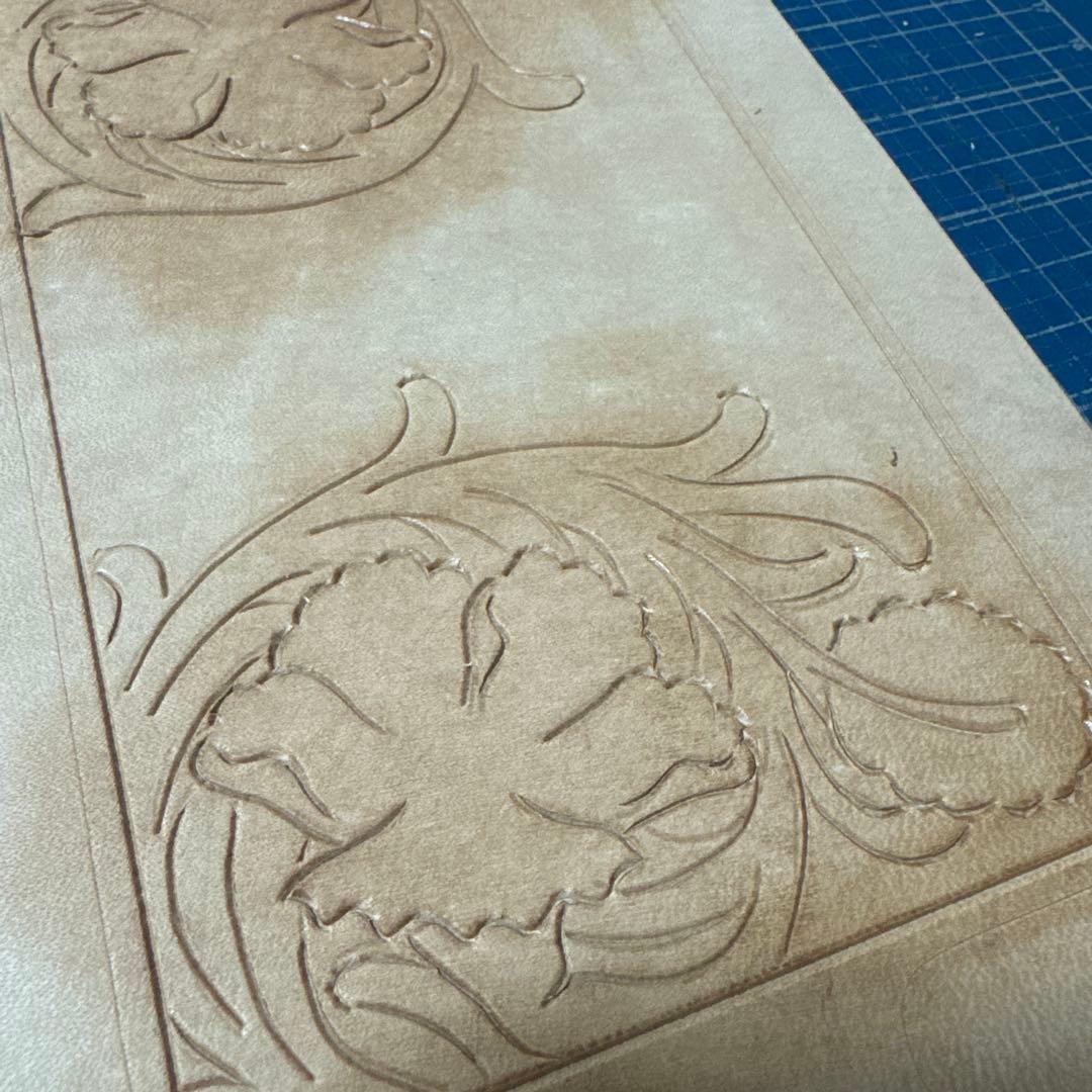 amo レザーカービングウォレット(ハーフ)