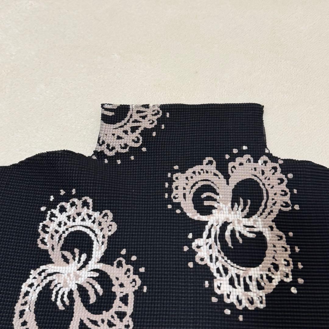 極美品✨ISSEY MIYAKE me プリーツ　黒色　半袖　トップス　柄入り