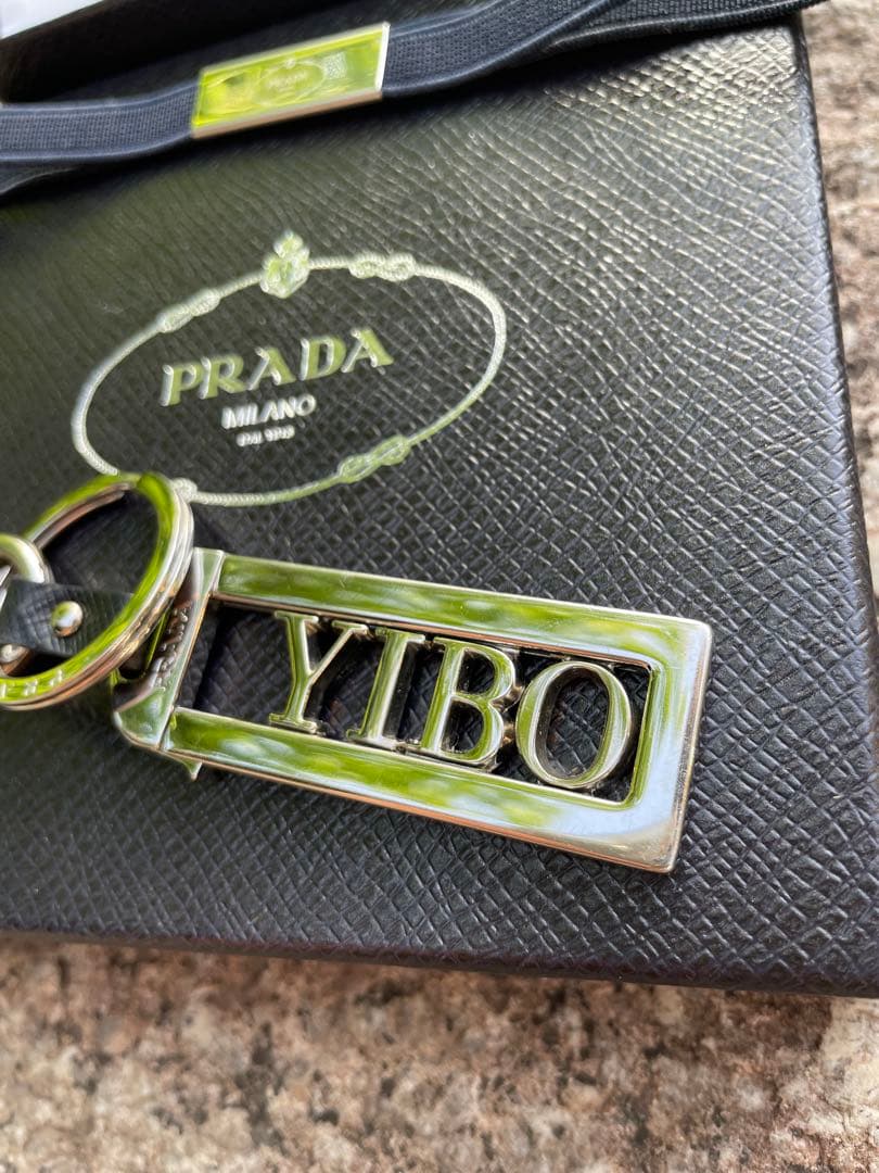 プラダ マイキャラクター メタル キーホルダー 王一博 ブラック シルバー